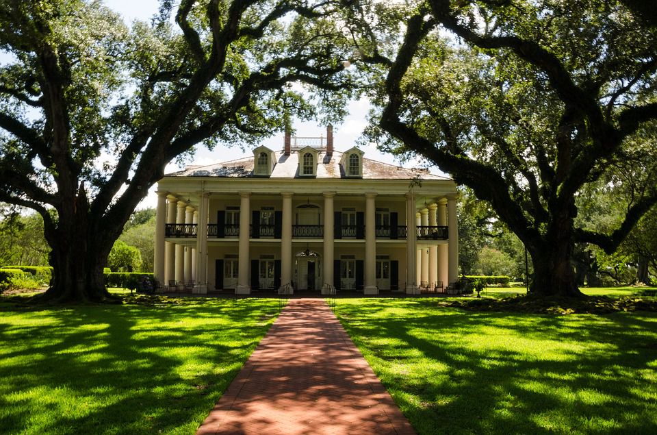 Louisiana plantation house, one of many historicla sites to visit after you finish dealing with cross country moving companies Louisiana.